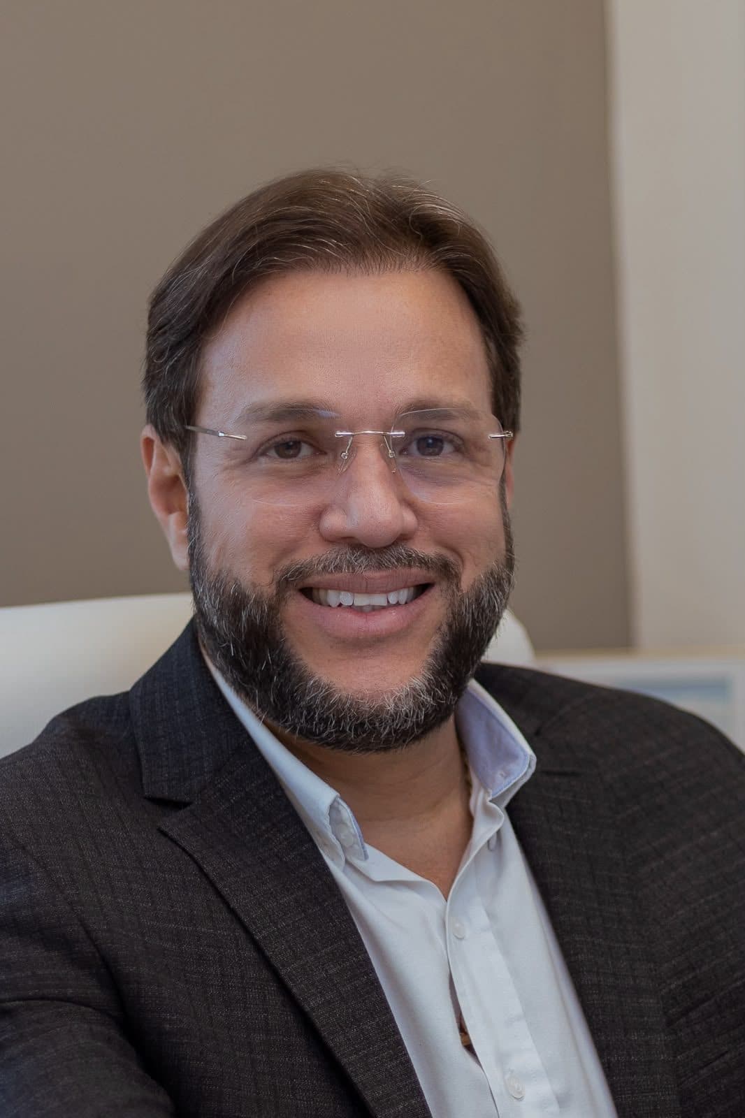 Dr. Renato Pacheco em atendimento, transmitindo acolhimento