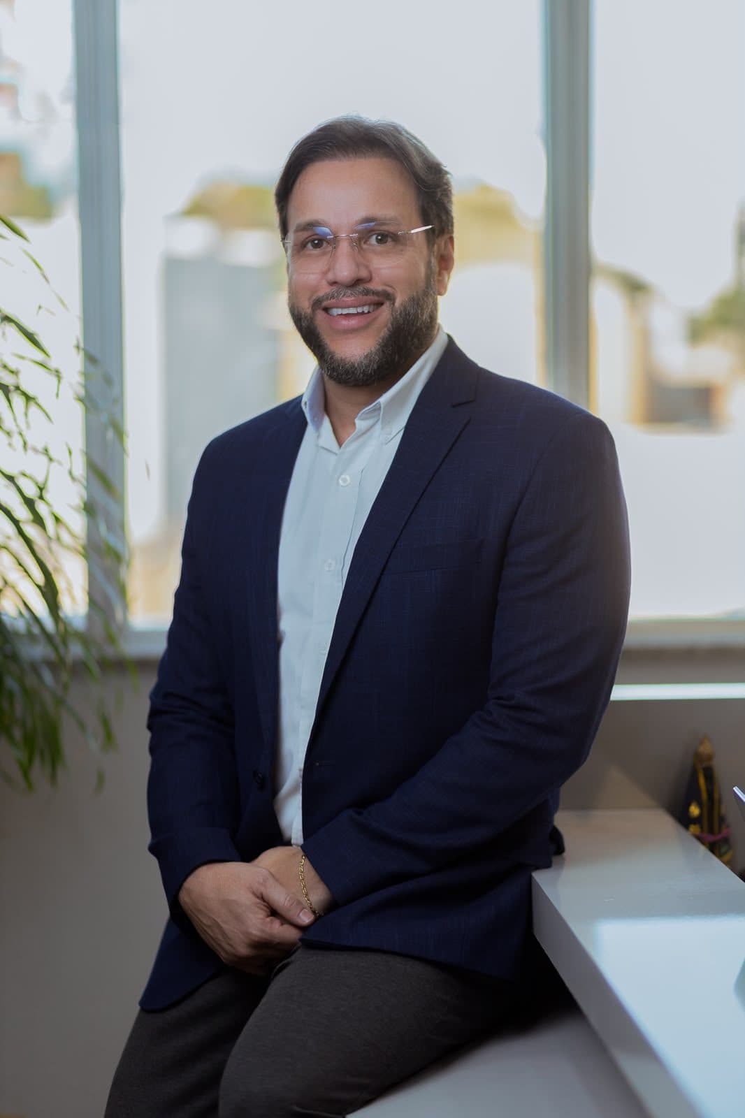 Dr. Renato Pacheco de Melo sorrindo em seu consultório